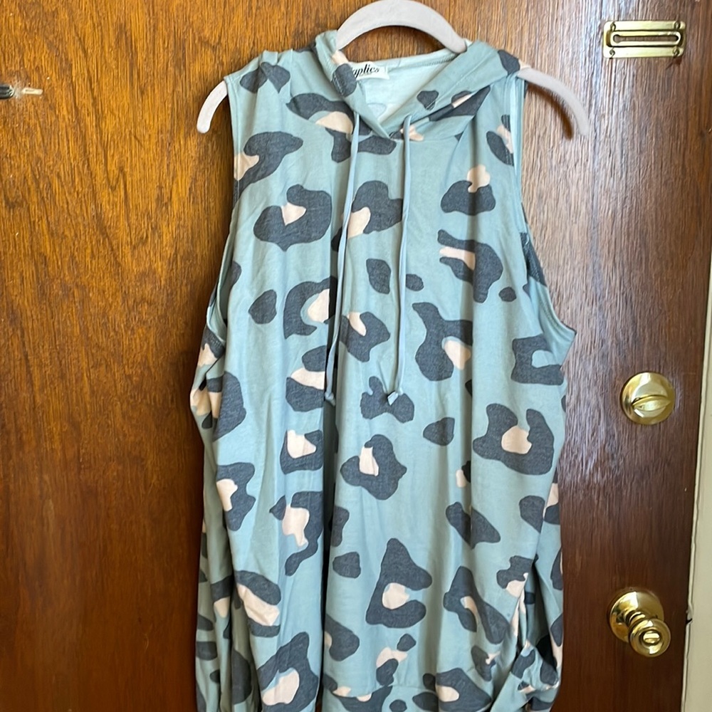 Hooded cold shoulder leopard like pattern in blue & peach in 2x
